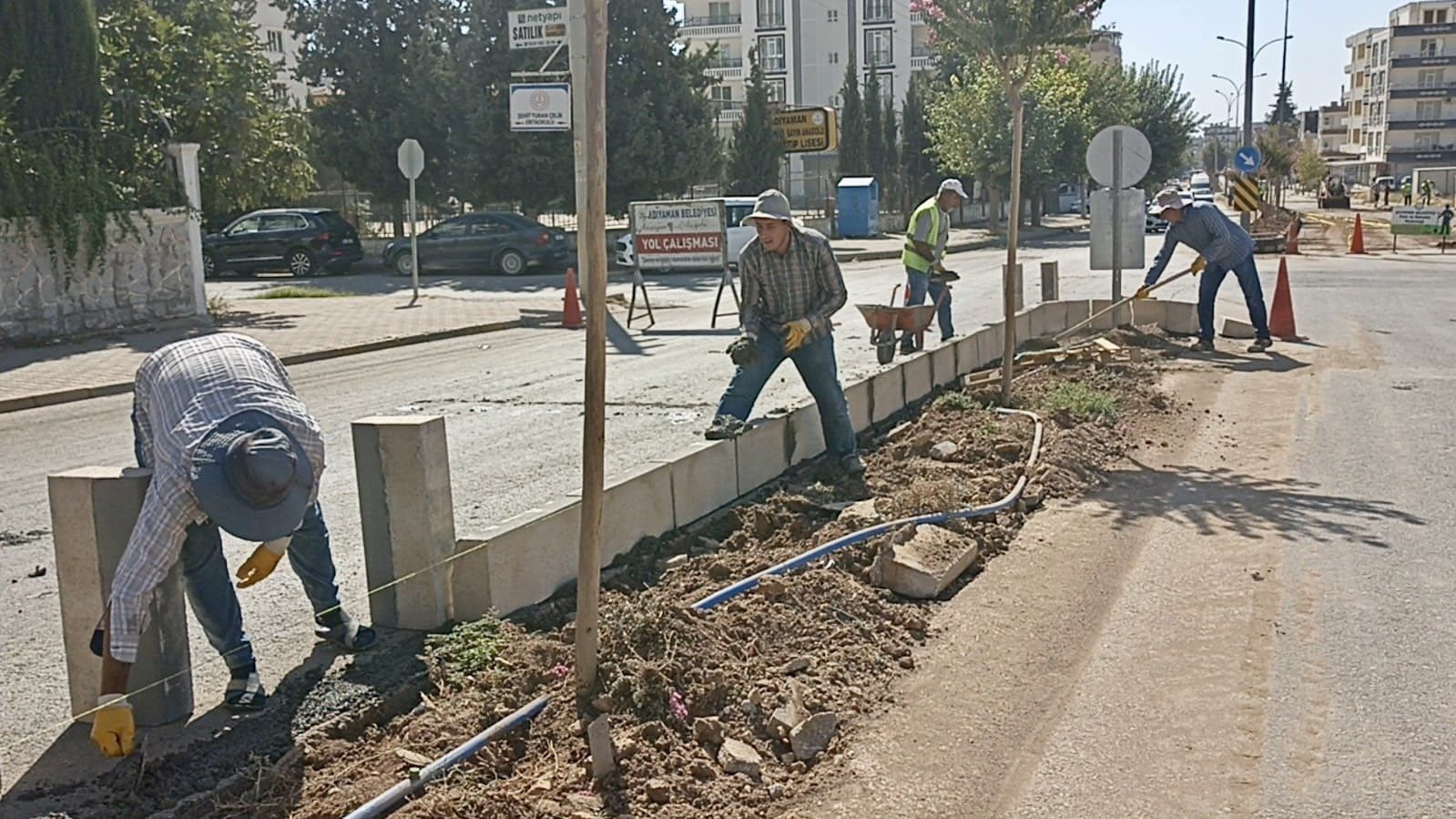 Refüj ve kavşakların bakım, onarım çalışmalarına devam ediyor