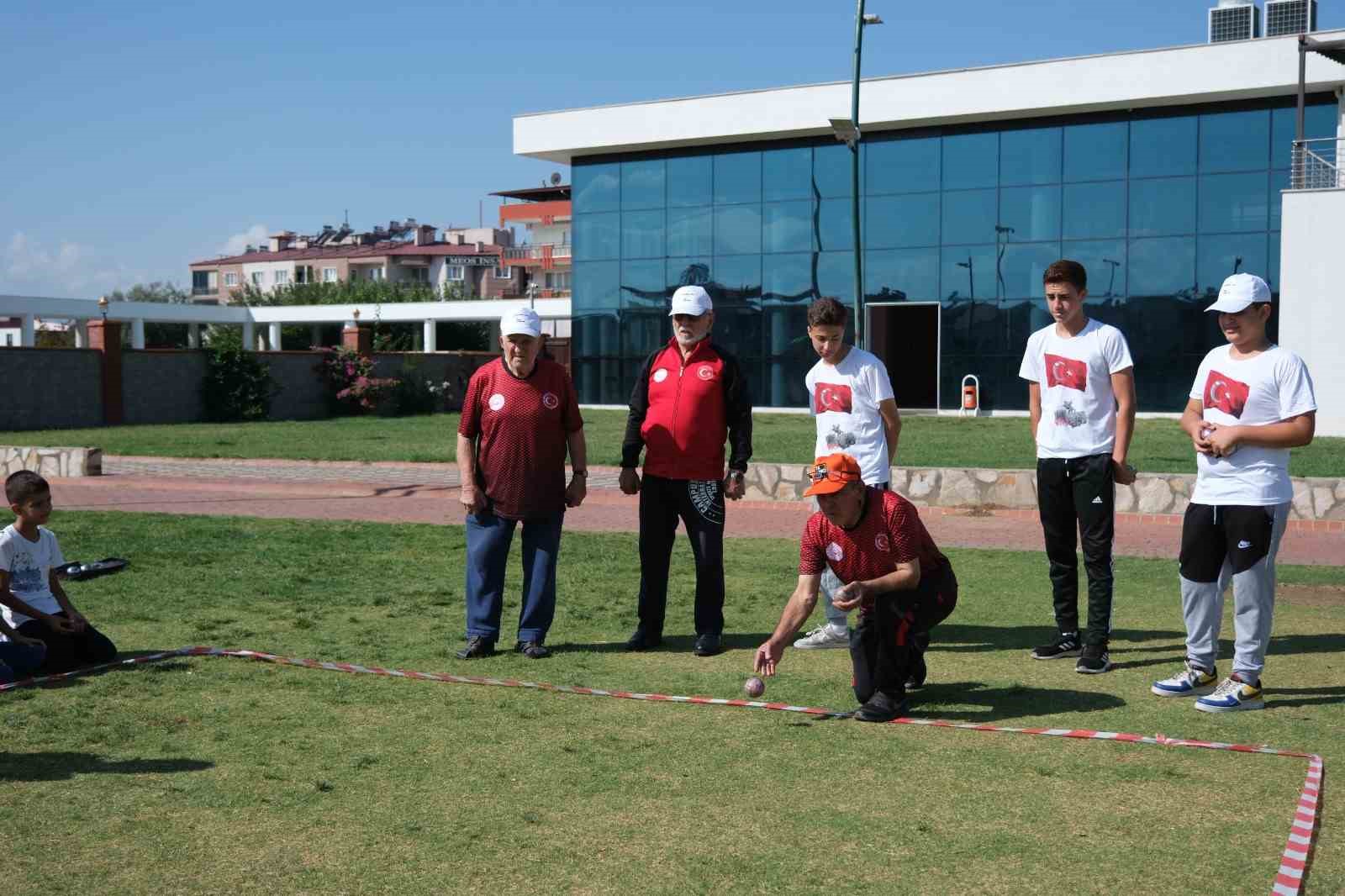 Gençler ve yaşlılar bocce müsabakasında karşılaştı