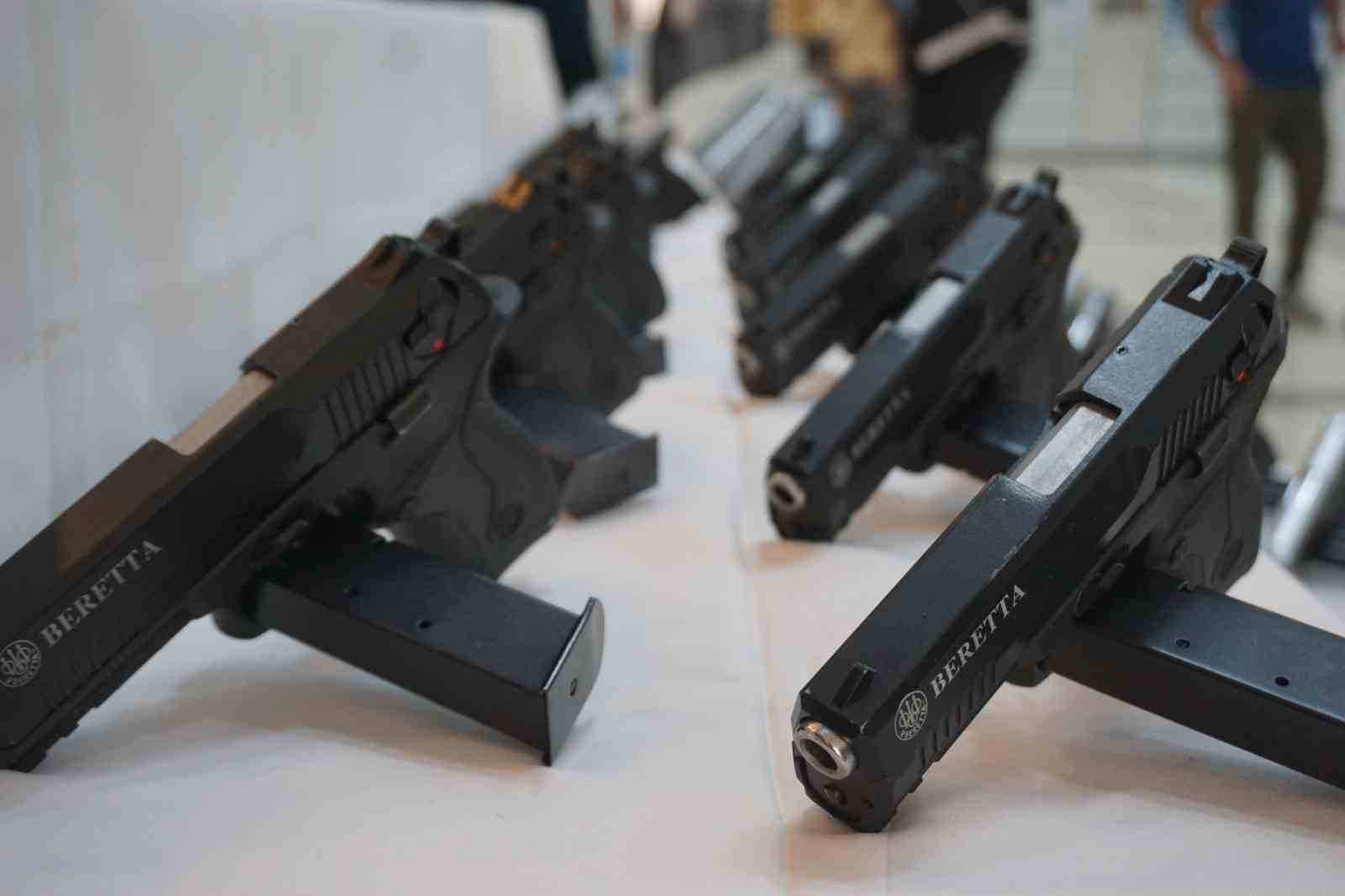 Edirne emniyetinden silah ka&ccedil;ak&ccedil;ılarına operasyon: Tır s&uuml;r&uuml;c&uuml;s&uuml; g&ouml;zaltına alındı
