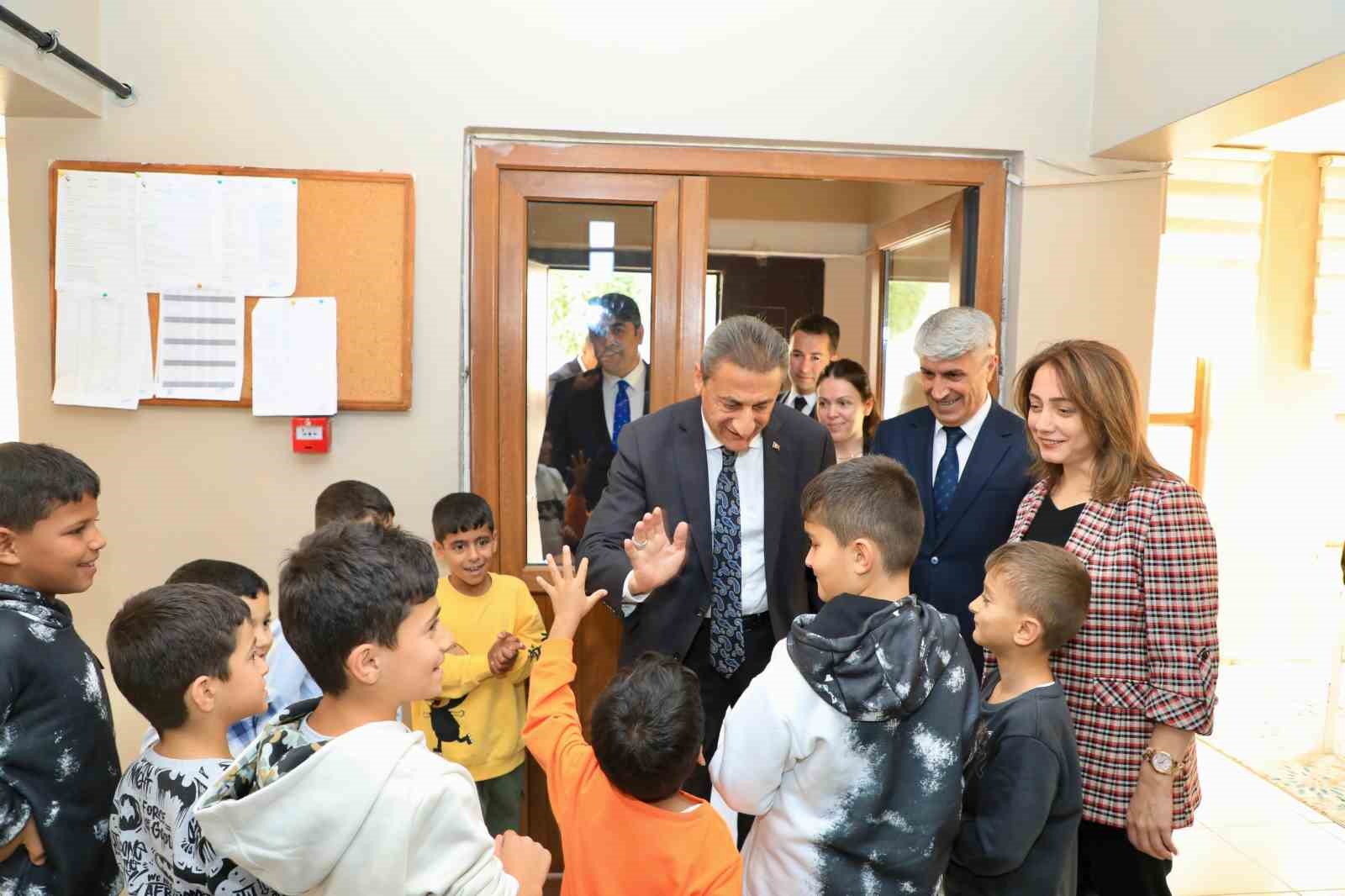 Vali Kara&ouml;meroğlu, sevgi evlerinde kalan &ccedil;ocuklarla futbol oynadı

