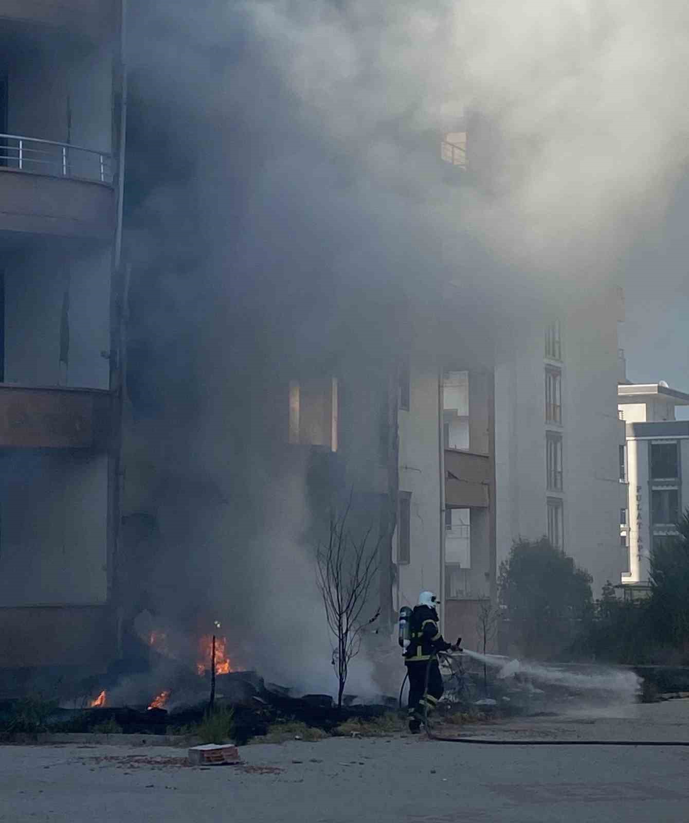 Bina girişinde yakılan lastikler korkuya neden oldu

