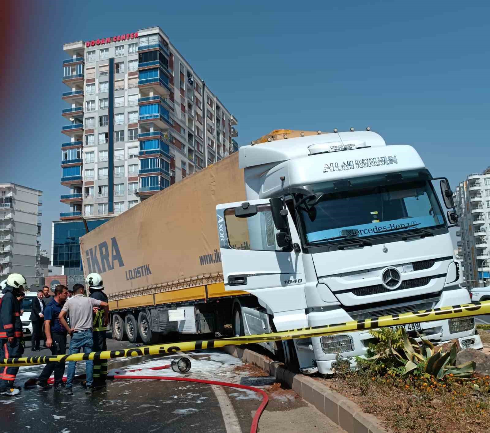 Lastiklerine ateş edilerek durdurulan tırda 11 kilo esrar &ccedil;ıktı
