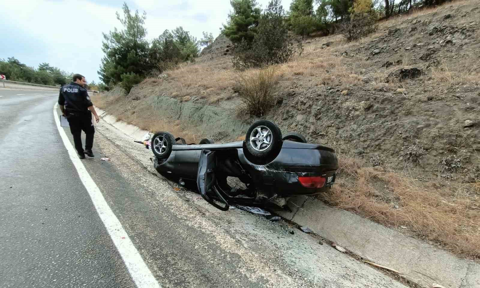 Takla atan otomobildeki 3 kişi yaralandı