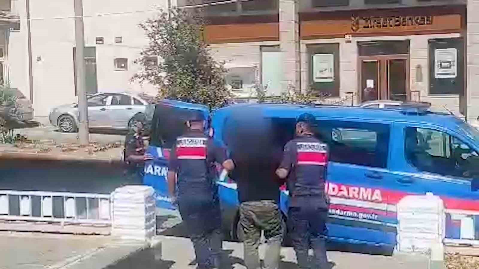 O detay jandarmanın g&ouml;z&uuml;nden ka&ccedil;madı: 57 yıl hapis cezası bulunan firari yakalandı
