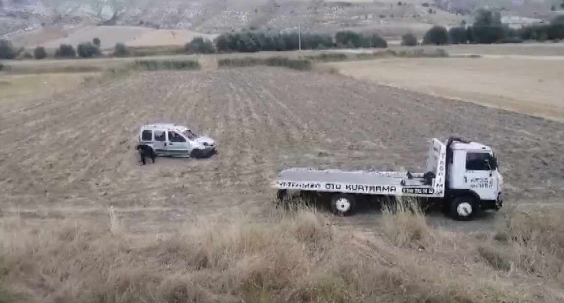 Isparta&rsquo;da hafif ticari ara&ccedil; şarampole yuvarlandı: 1 &ouml;l&uuml;, 3 yaralı
