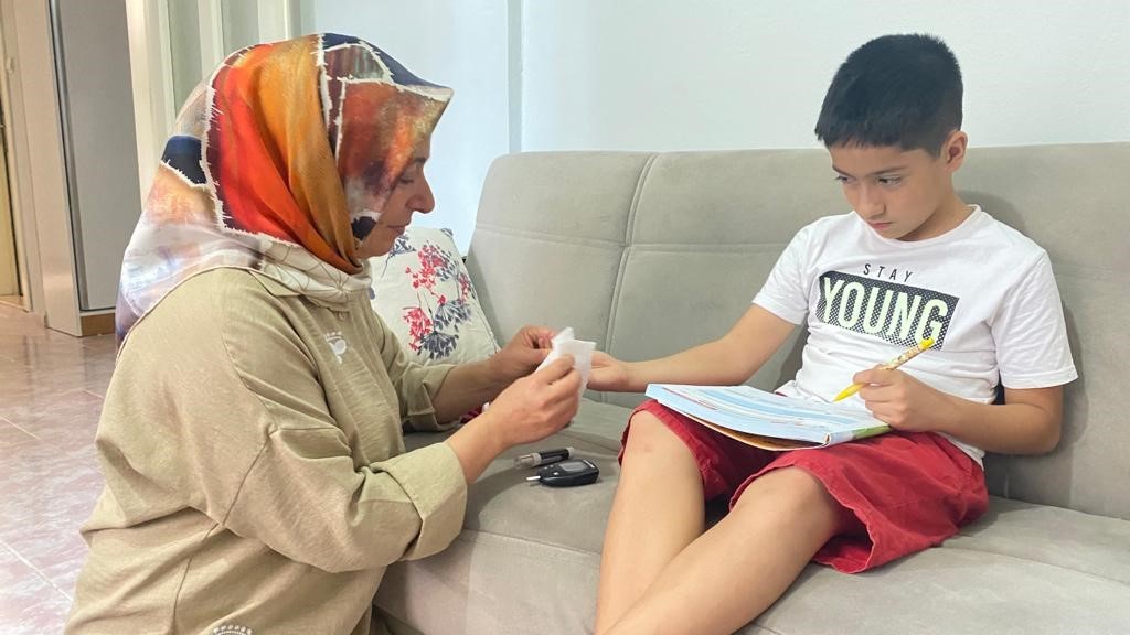 Depremzede anneden şeker ölçüm sensörü talebi: "Çocuklarımızın canı yanmasın"