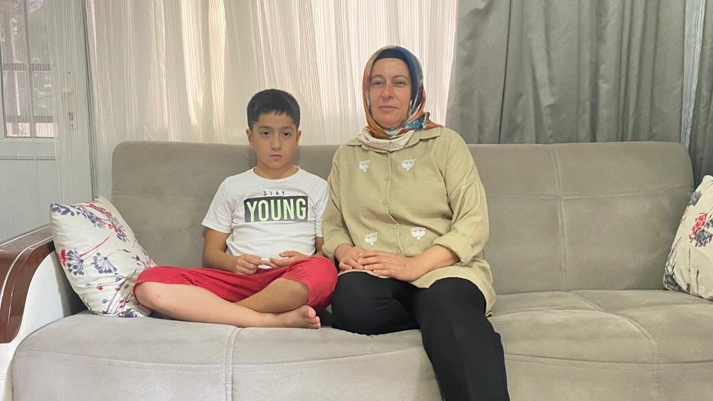 Depremzede anneden şeker &ouml;l&ccedil;&uuml;m sens&ouml;r&uuml; talebi: "&Ccedil;ocuklarımızın canı yanmasın"
