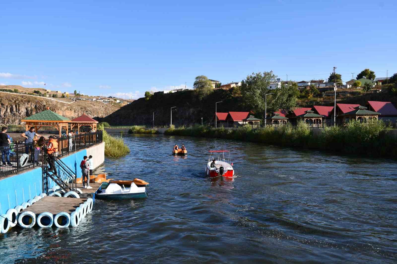 Kura Nehri’nde deniz bisikleti ve tekne keyfi