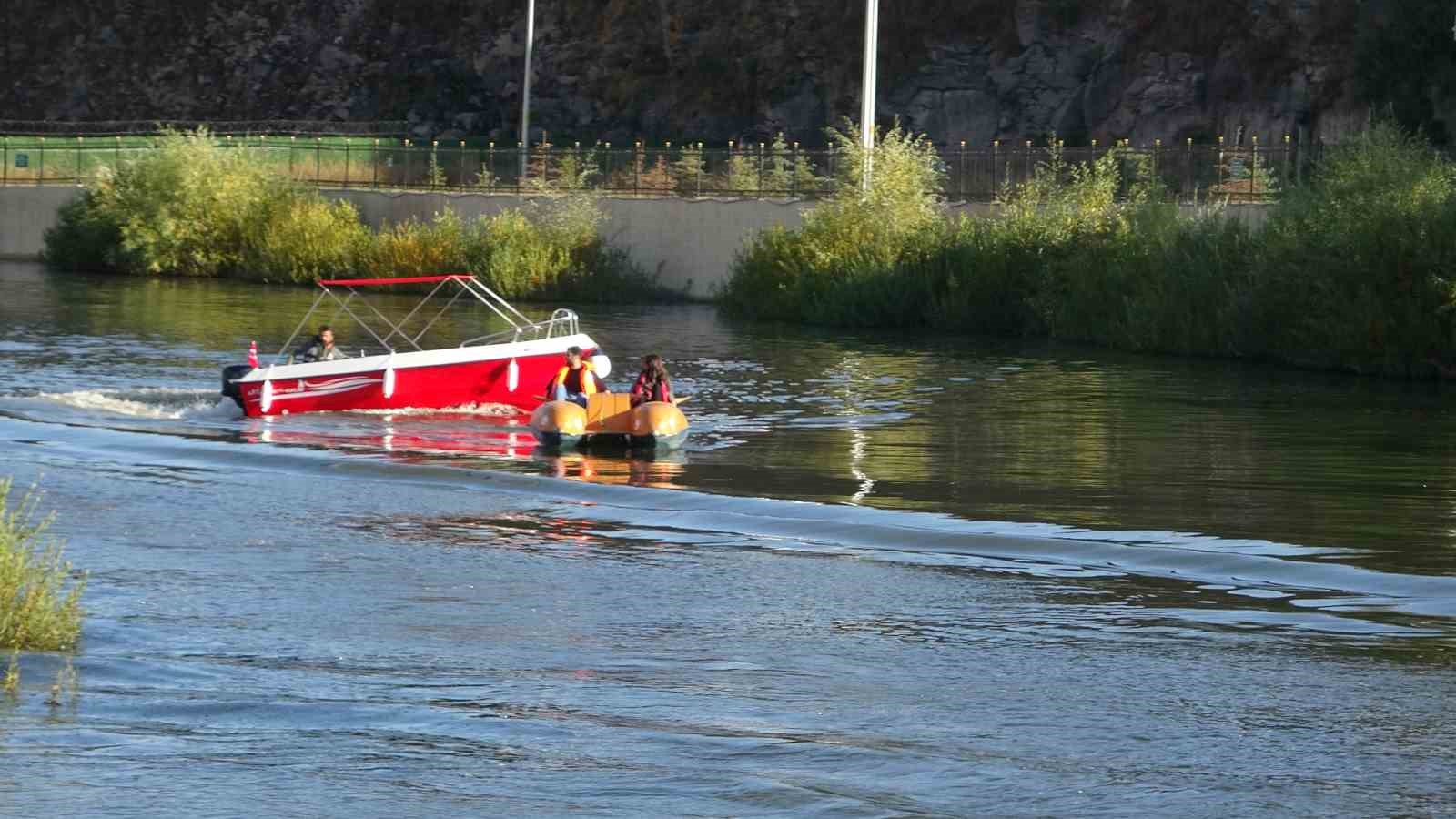 Kura Nehri&rsquo;nde deniz bisikleti ve tekne keyfi
