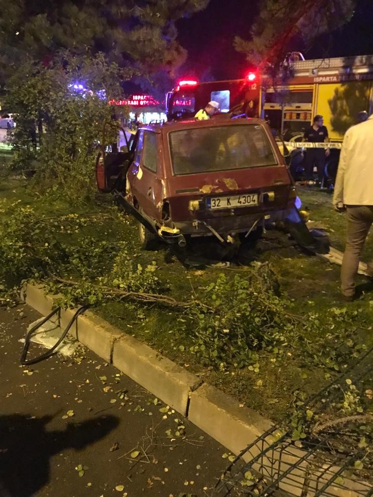 Isparta&rsquo;da otomobil ref&uuml;je &ccedil;ıktı: 1 &ouml;l&uuml; 2 yaralı
