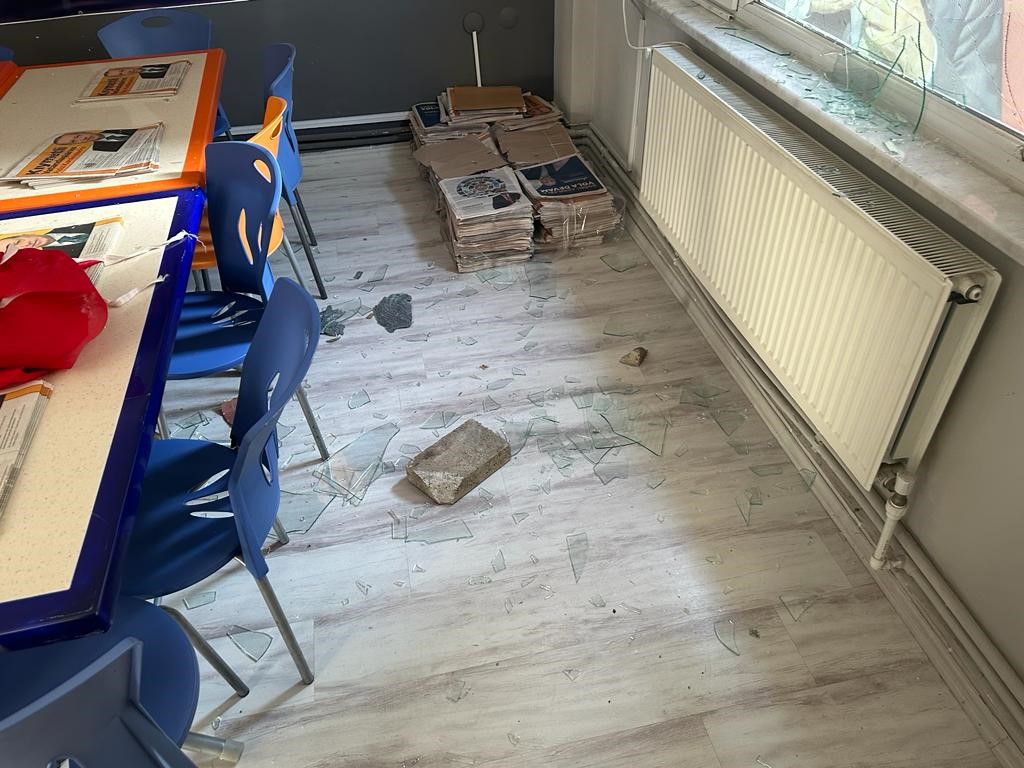 &Ccedil;anakkale&rsquo;de AK Parti&rsquo;nin se&ccedil;im irtibat ofisine taşlı saldırı
