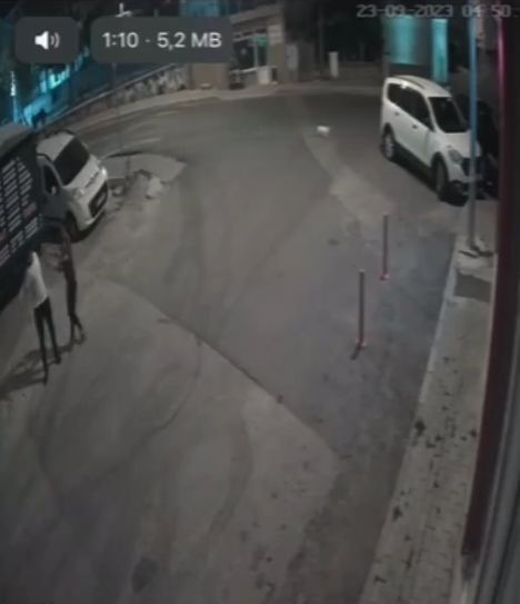 Sahipsiz k&ouml;peği bı&ccedil;aklayarak &ouml;ld&uuml;rd&uuml;: G&ouml;r&uuml;nt&uuml;ler g&uuml;venlik kamerasına yansıdı
