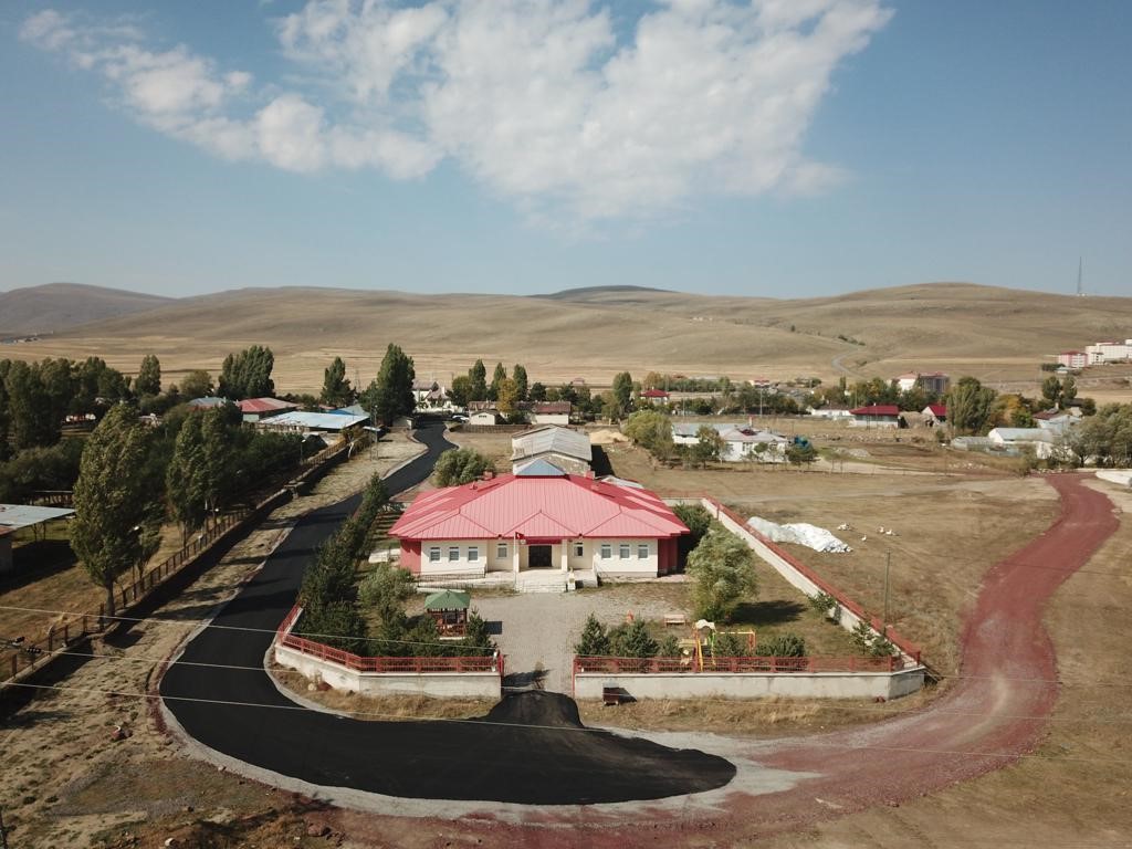 Ardahan Valisi Çiçek’ten Çıldır Anaokulu yoluna asfalt desteği