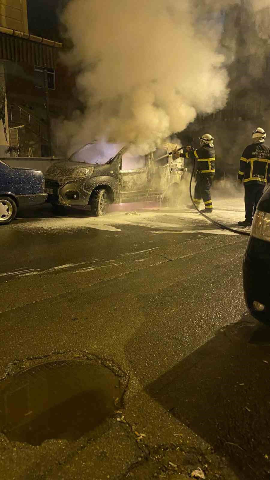Park halindeki ara&ccedil; alev alev yandı
