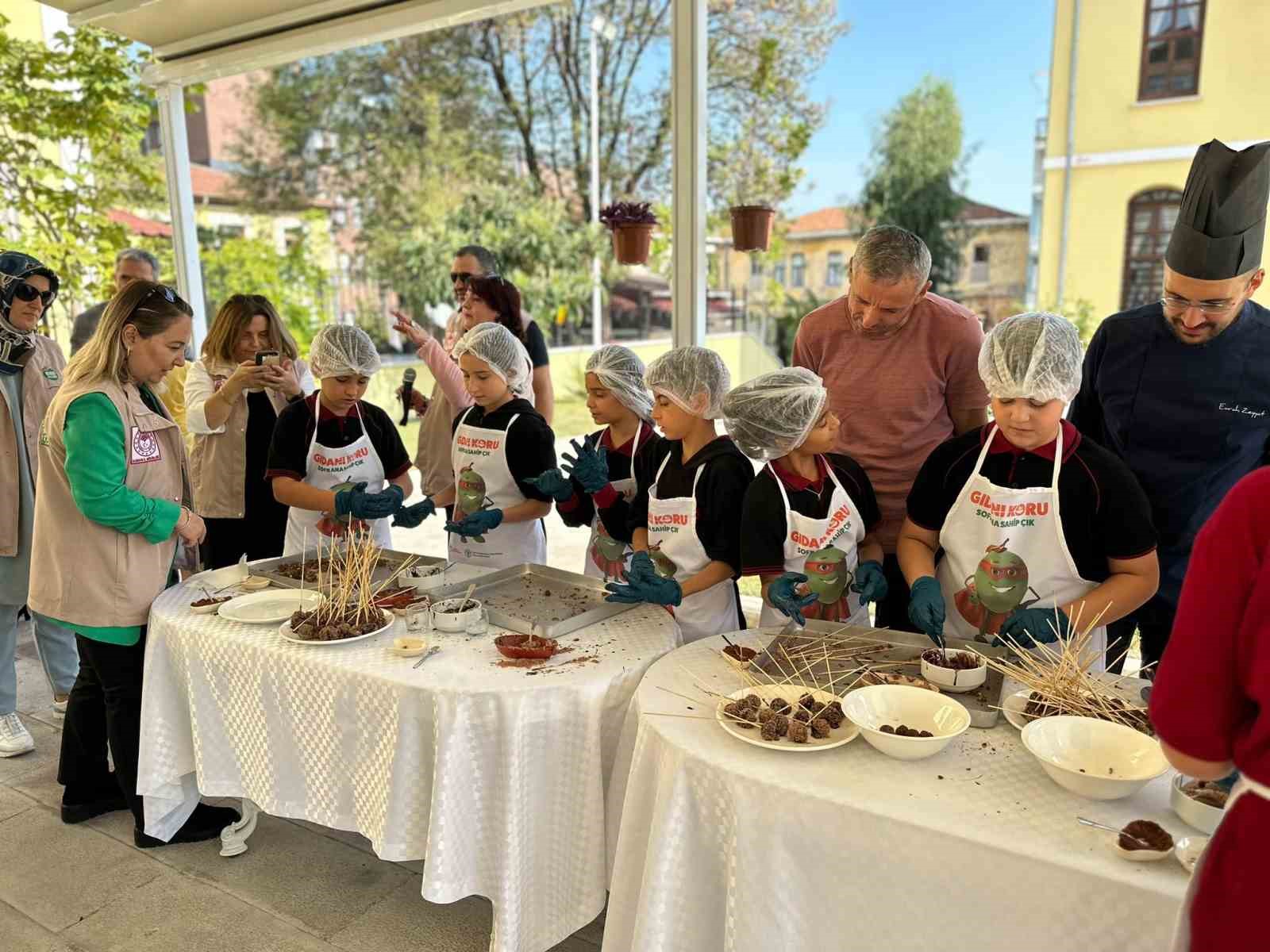 Artık ekmek ve keklerden çikolata topu yaptılar, israfa dikkat çektiler