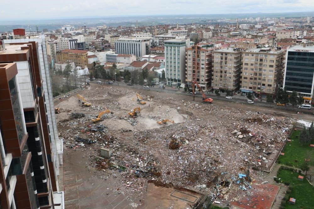 89 kişinin hayatını kaybettiği Galeria Sitesi bitişiğindeki cadde çift yönlü trafiğe açılıyor