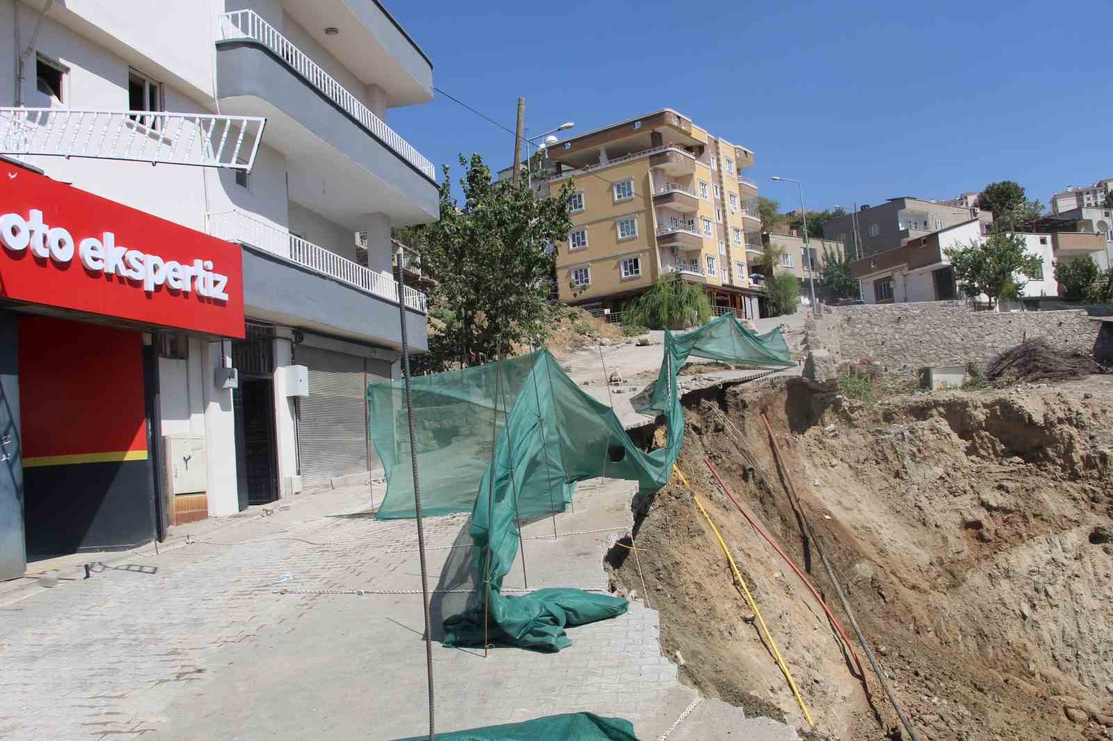 İnşaat alanında toprak kaydı, doğal gaz borusu patladı