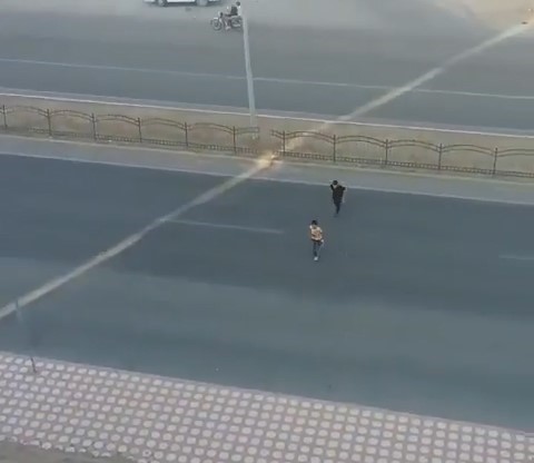 Batman’da çocuklar üst geçit yerine otoyolunu seçti