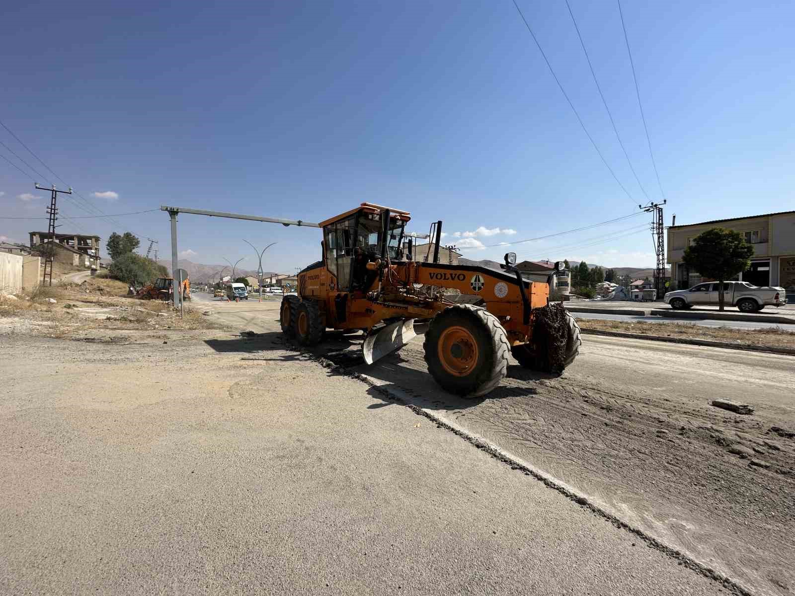 Yüksekova’da 7 yıldır kapalı olan İpekyolu Caddesi trafiğe açıldı