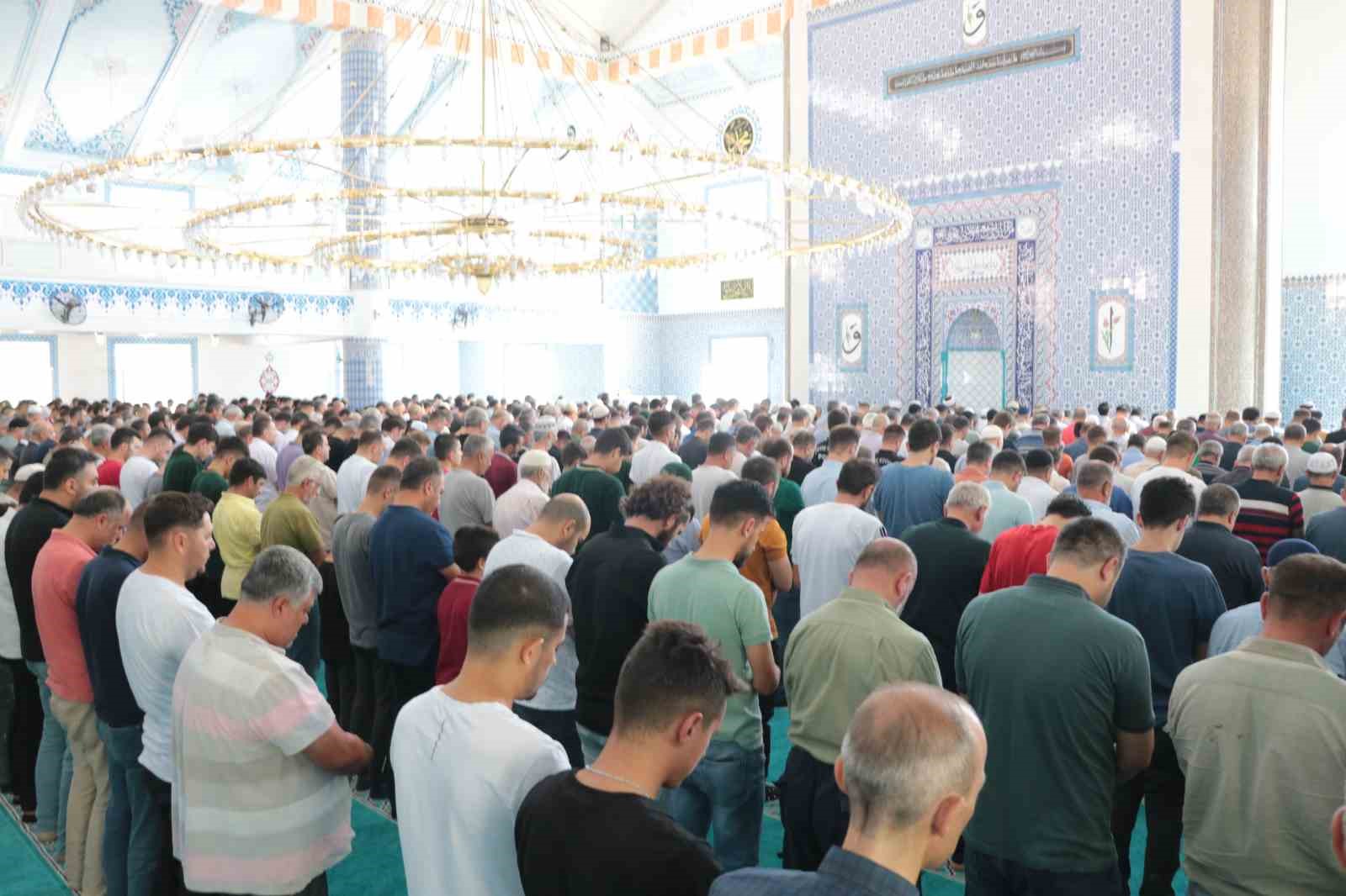 Depremde hasar alan cami yeniden ibadete açıldı