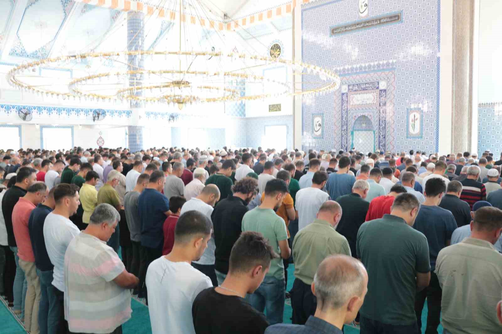 Depremde hasar alan cami yeniden ibadete a&ccedil;ıldı
