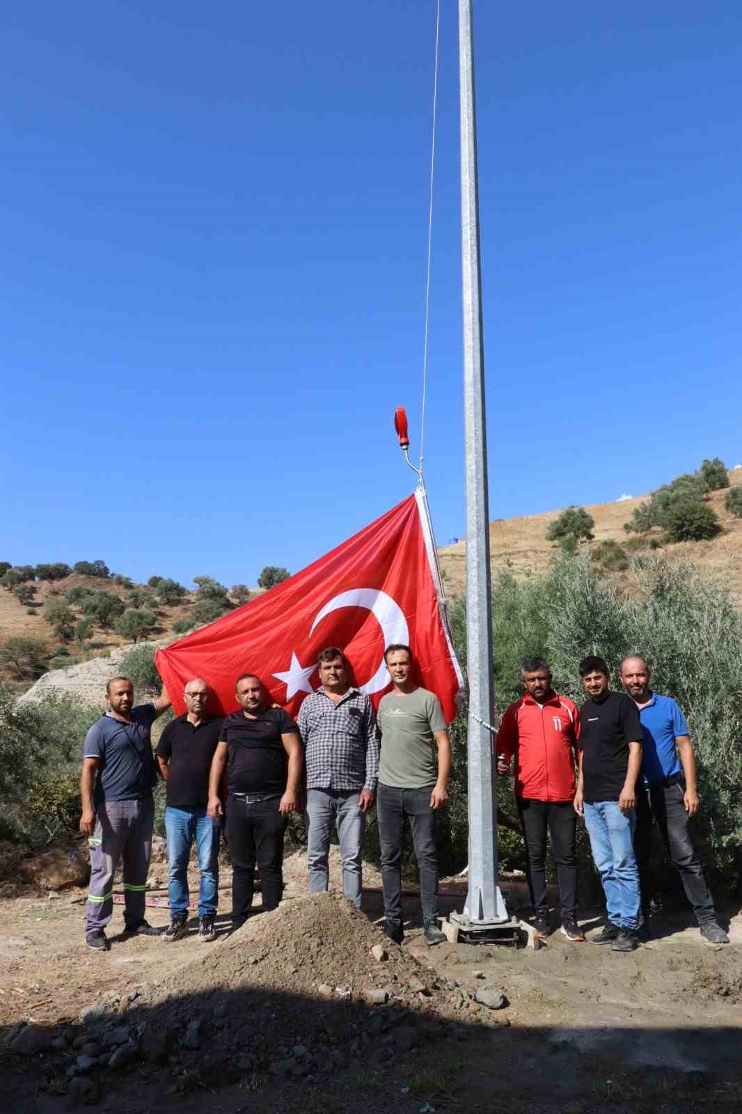 Nazilli’de yıkılan bayrak direği yenilendi

