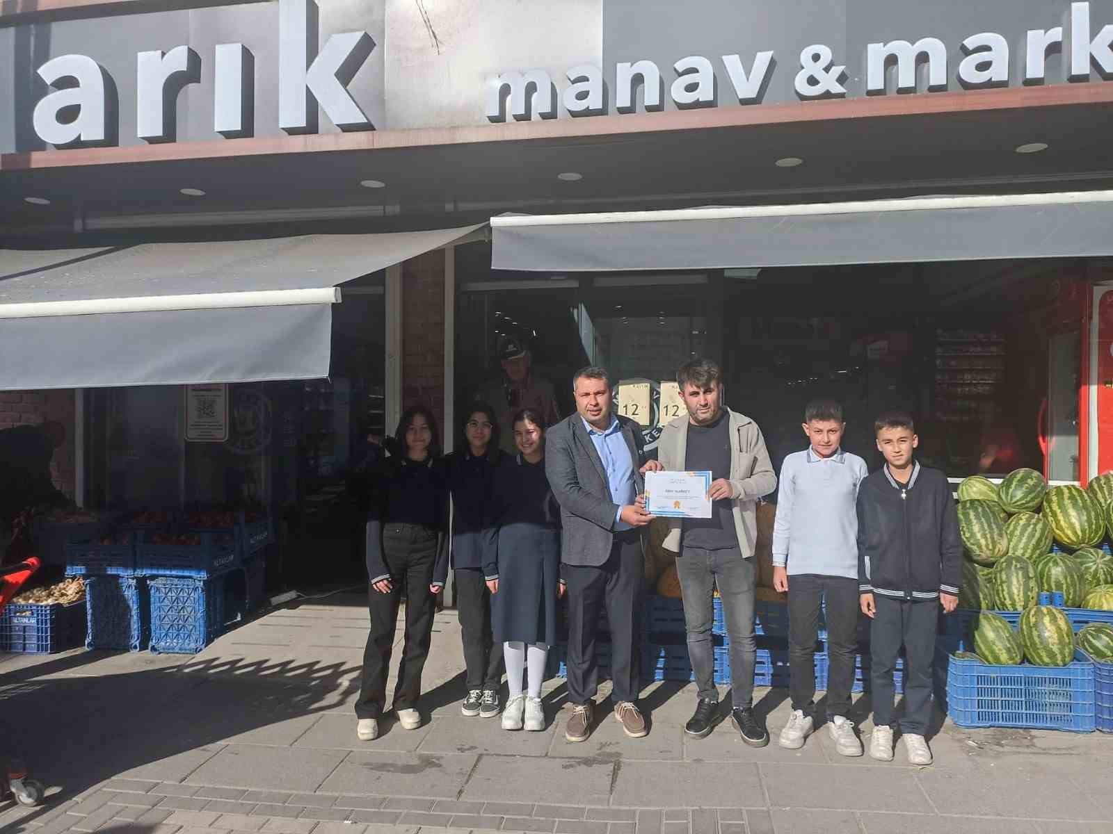 İş yerlerine T&uuml;rk&ccedil;e isim veren esnafa teşekk&uuml;r belgesi verildi
