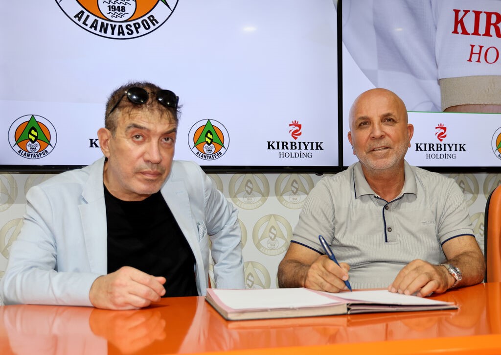 Alanyaspor’un forma kol sponsoru Kırbıyık Holding oldu