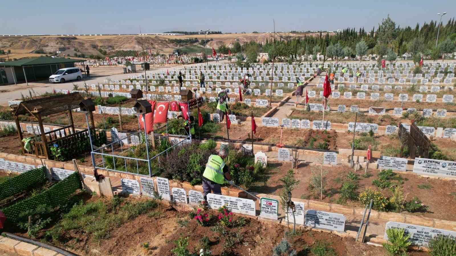 Mezarlıkta temizlik ve çevre düzenlemesi yapılıyor