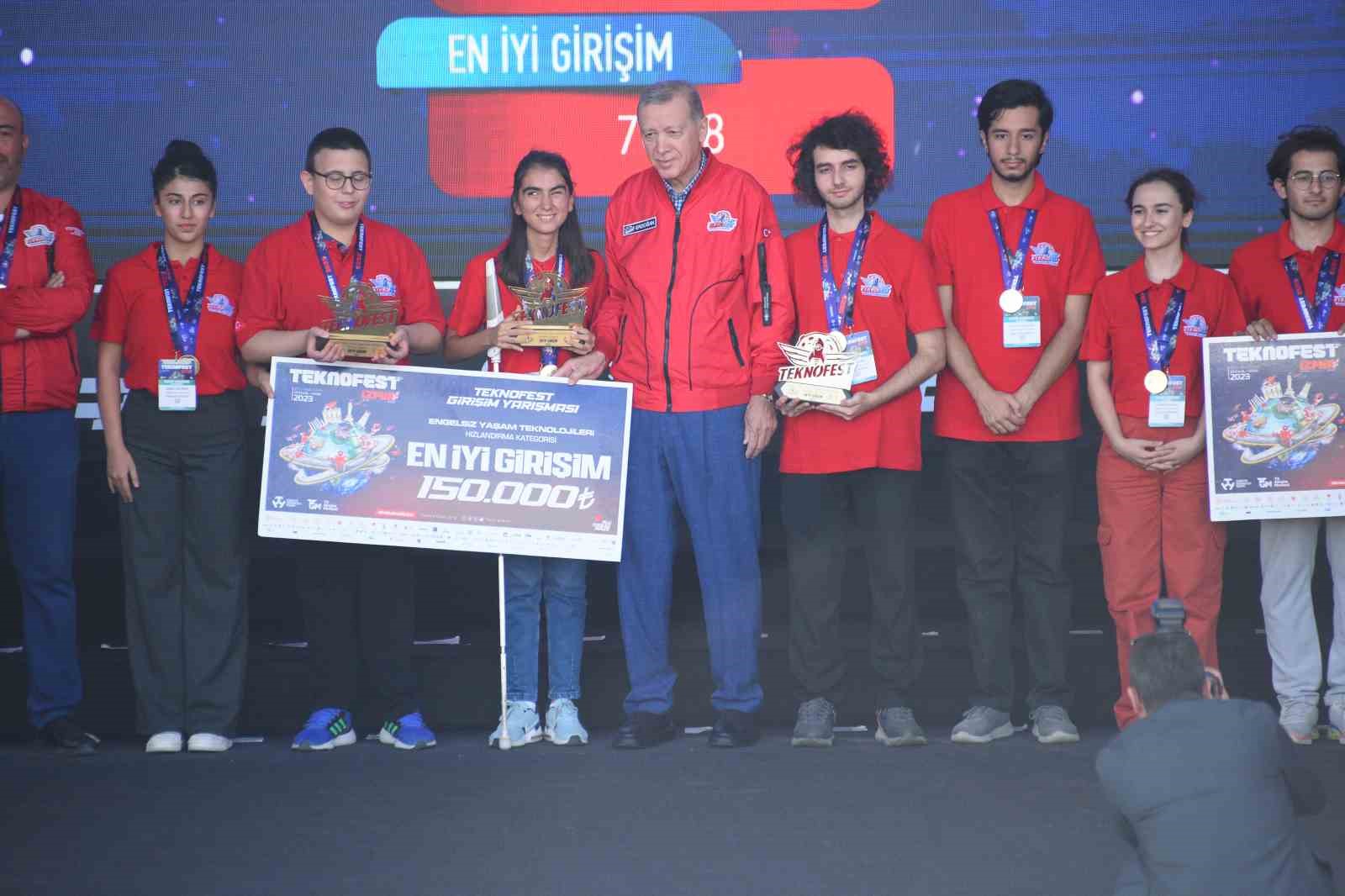 TEKNOFEST&rsquo;te &ouml;d&uuml;l alan gen&ccedil;lerin projesi ile elektrikli ara&ccedil;ların şarj s&uuml;resi yarım saate d&uuml;şecek
