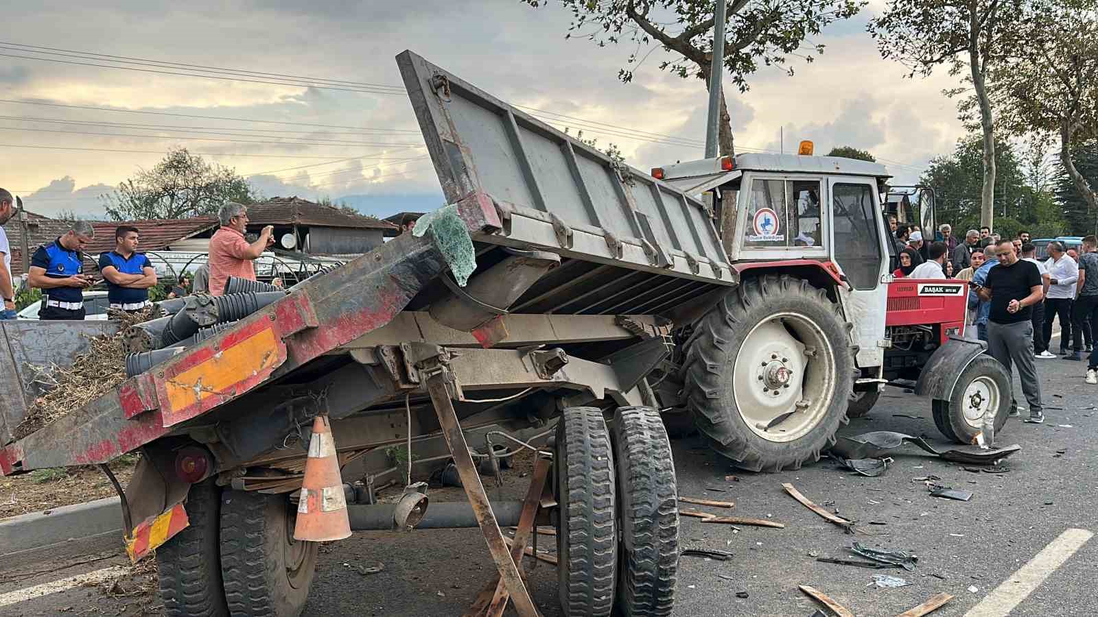 Cip, belediye işçilerini taşıyan traktöre çarptı: 6 yaralı