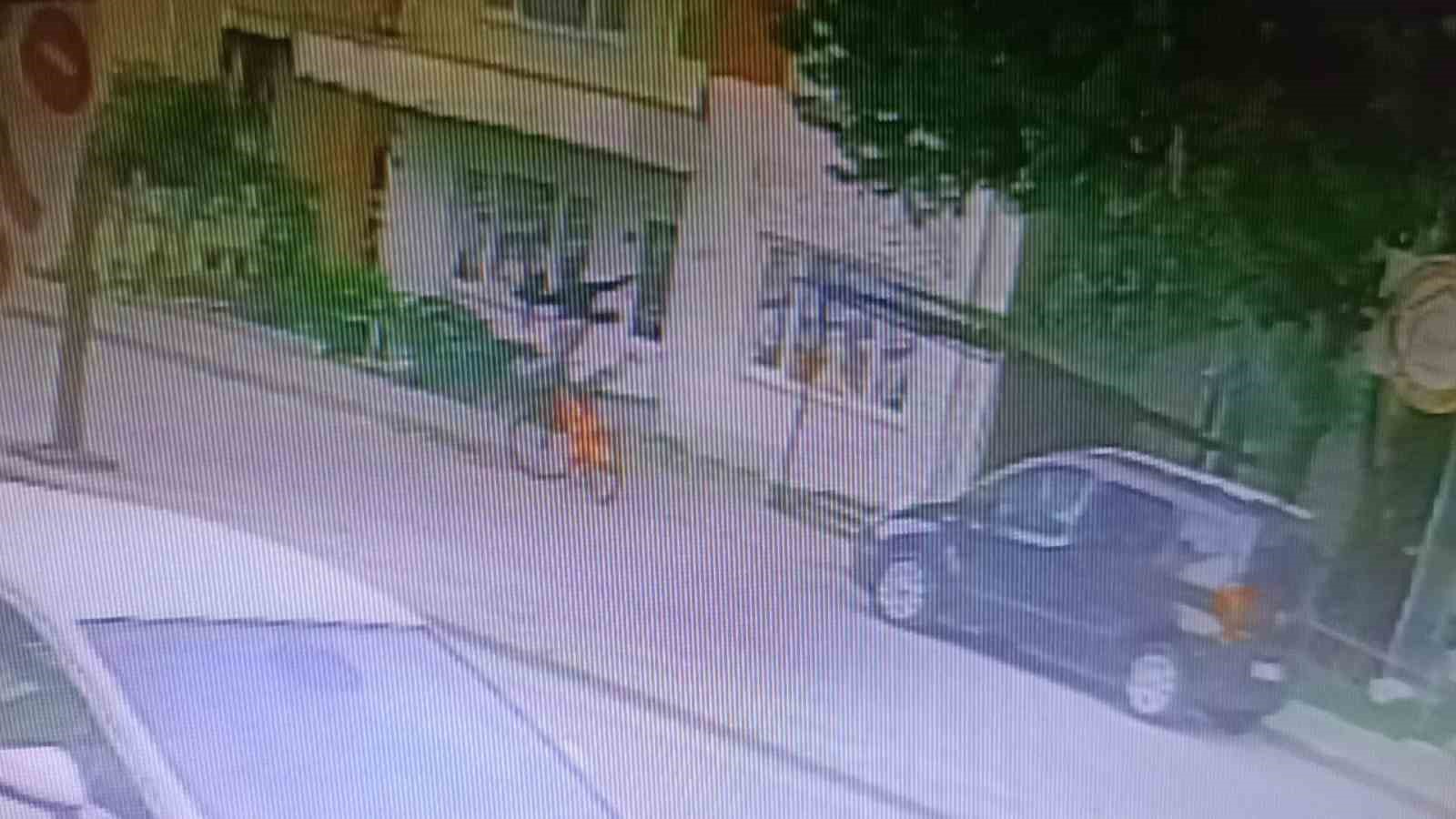 Çanakkale’de AK Parti’nin seçim ofisine taşlı saldırı kamerada