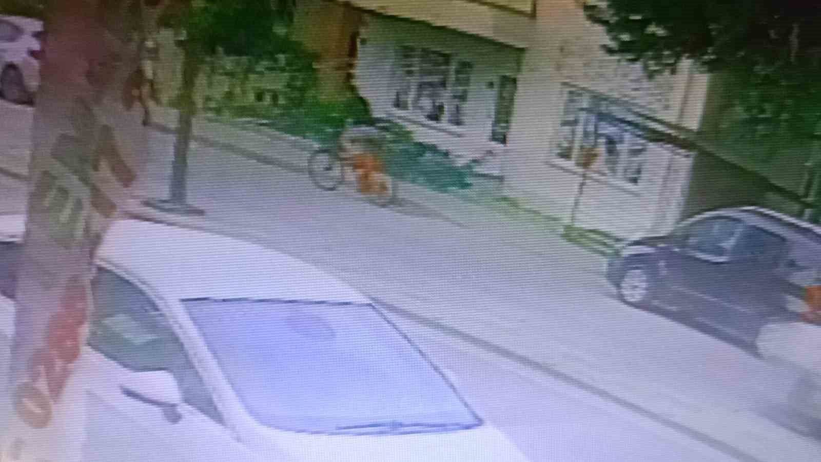 &Ccedil;anakkale&rsquo;de AK Parti&rsquo;nin se&ccedil;im ofisine taşlı saldırı kamerada
