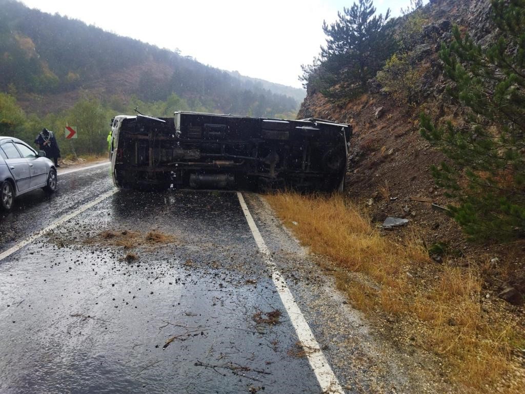 Kastamonu’da devrilen kamyonun sürücüsü yaralandı