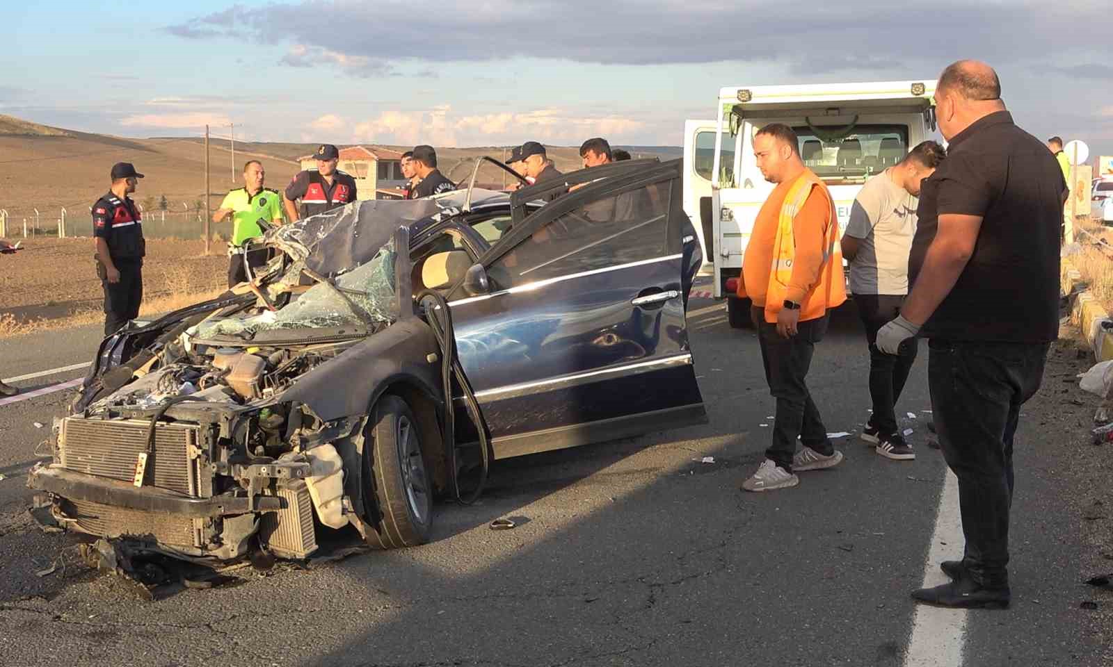 Vince &ccedil;arpan otomobil hurdaya d&ouml;nd&uuml;: 2 &ouml;l&uuml;, 1 yaralı
