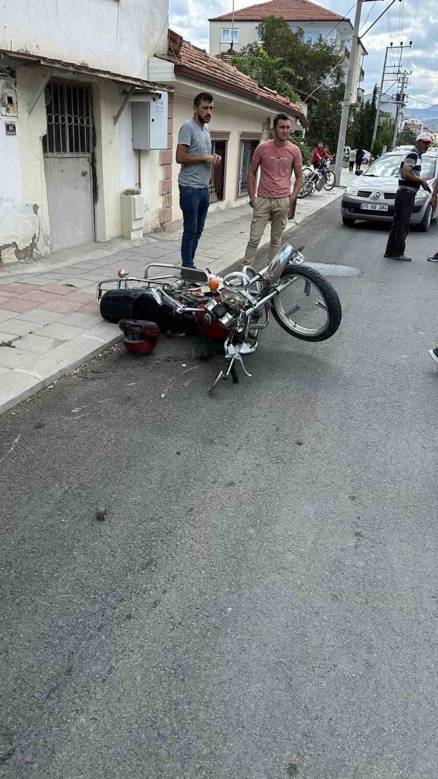 Burdur’da motosiklet ile otomobil çarpıştı: 2 yaralı