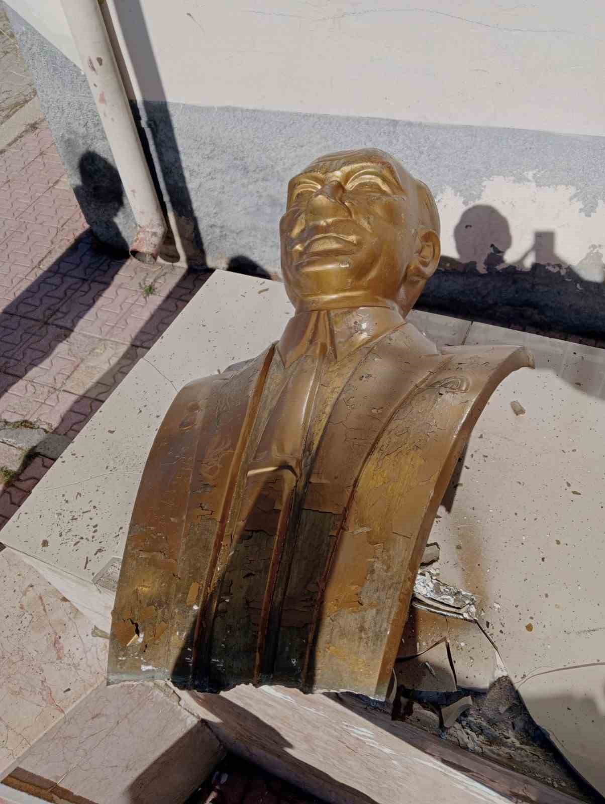 Atat&uuml;rk b&uuml;st&uuml;ne zarar veren 2 şahıs tutuklandı
