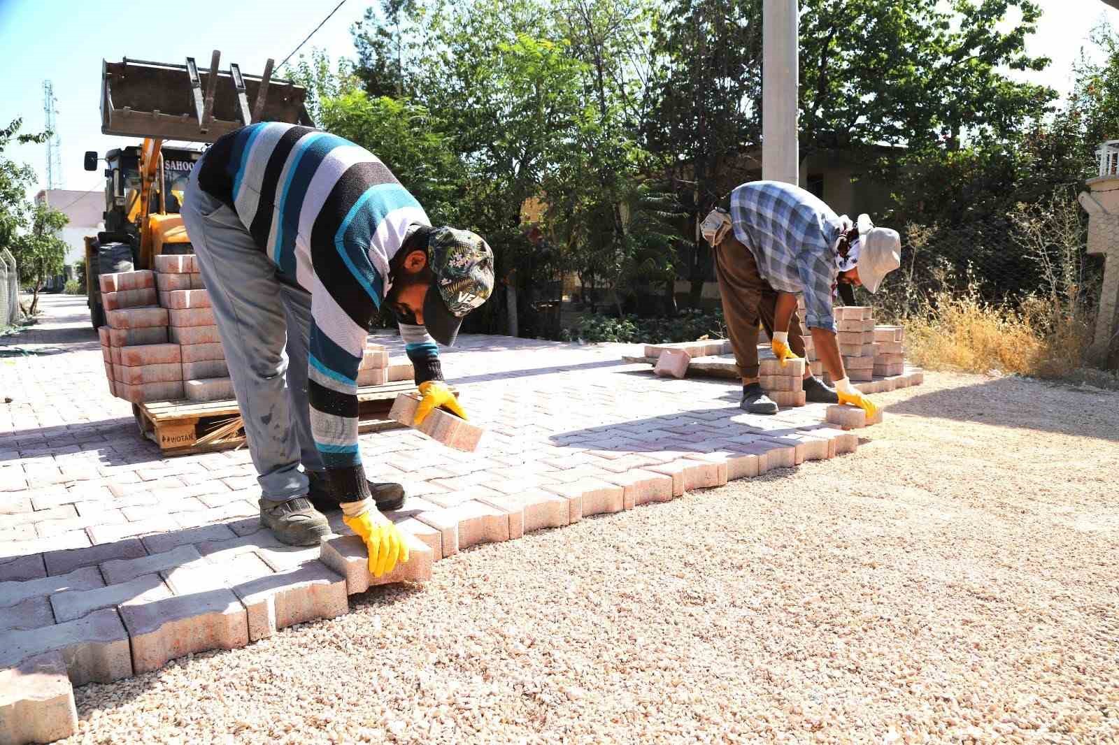 Ergani Belediyesi yol onarım &ccedil;alışmalarına devam ediyor
