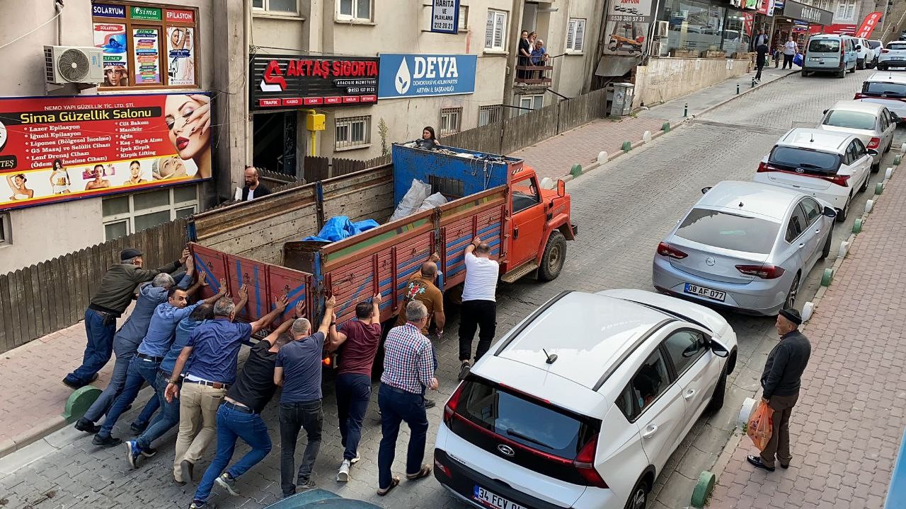 Artvin’de vatandaşlar arızalanan kamyoneti iterek yolu trafiğe açtı