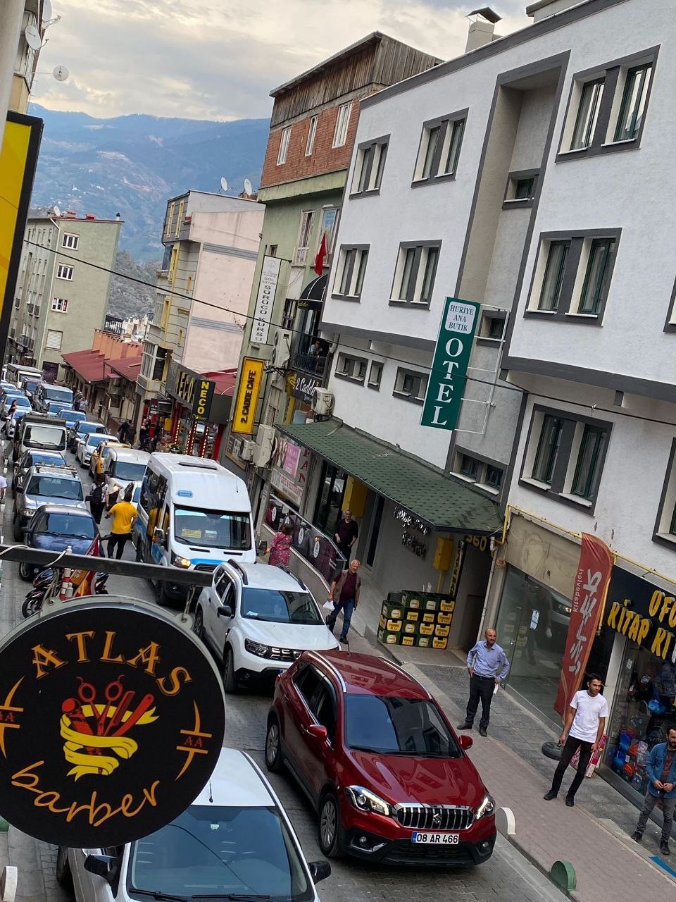 Artvin’de vatandaşlar arızalanan kamyoneti iterek yolu trafiğe açtı
