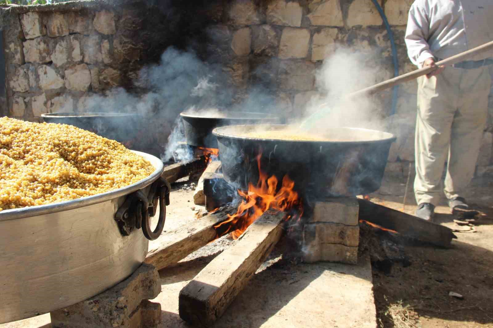 Yüz yıllık gelenek olan buğday kaynatma, kazanlardan çıkarılıp vatandaşlara dağıtılıyor