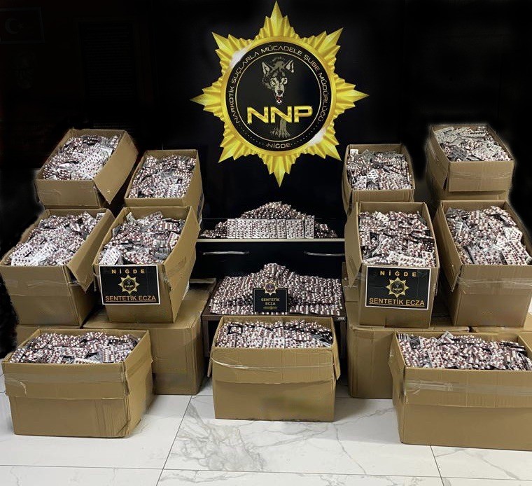 Niğde’de tırda yapılan aramada 308 bin adet sentetik ecza maddesi bulundu