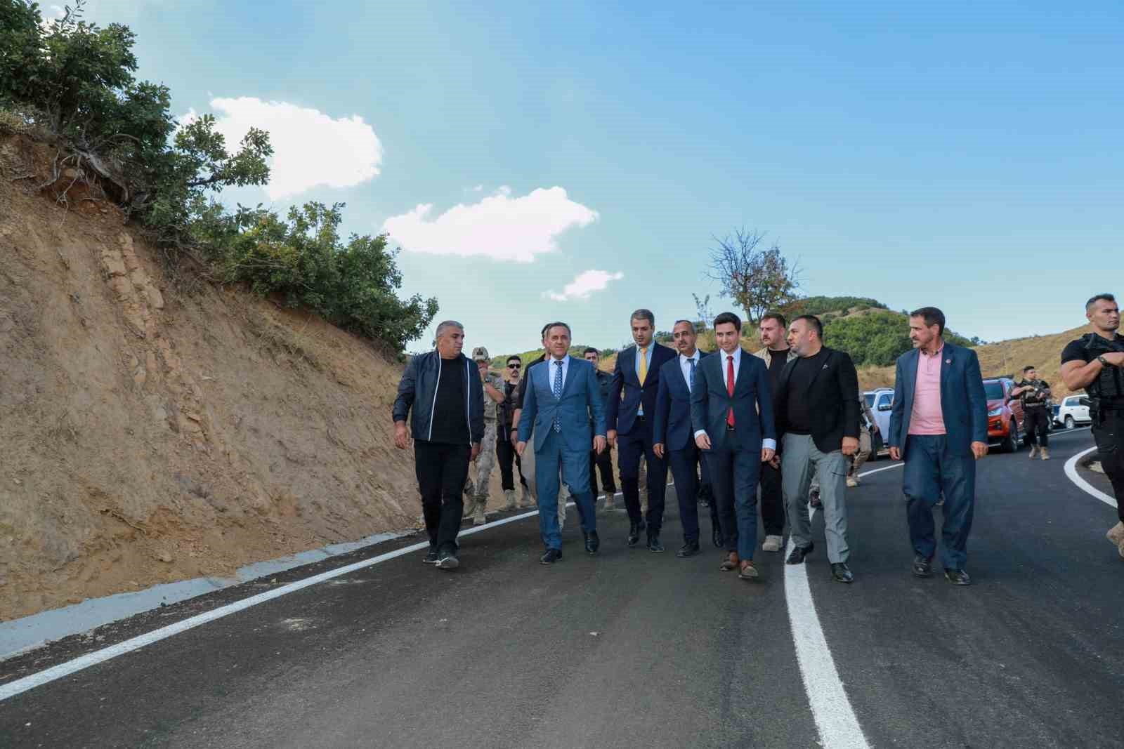 Yol çalışmalarını inceleyen Vali Usta: ’’İnsanımız her türlü hizmetin en iyisine layık’’