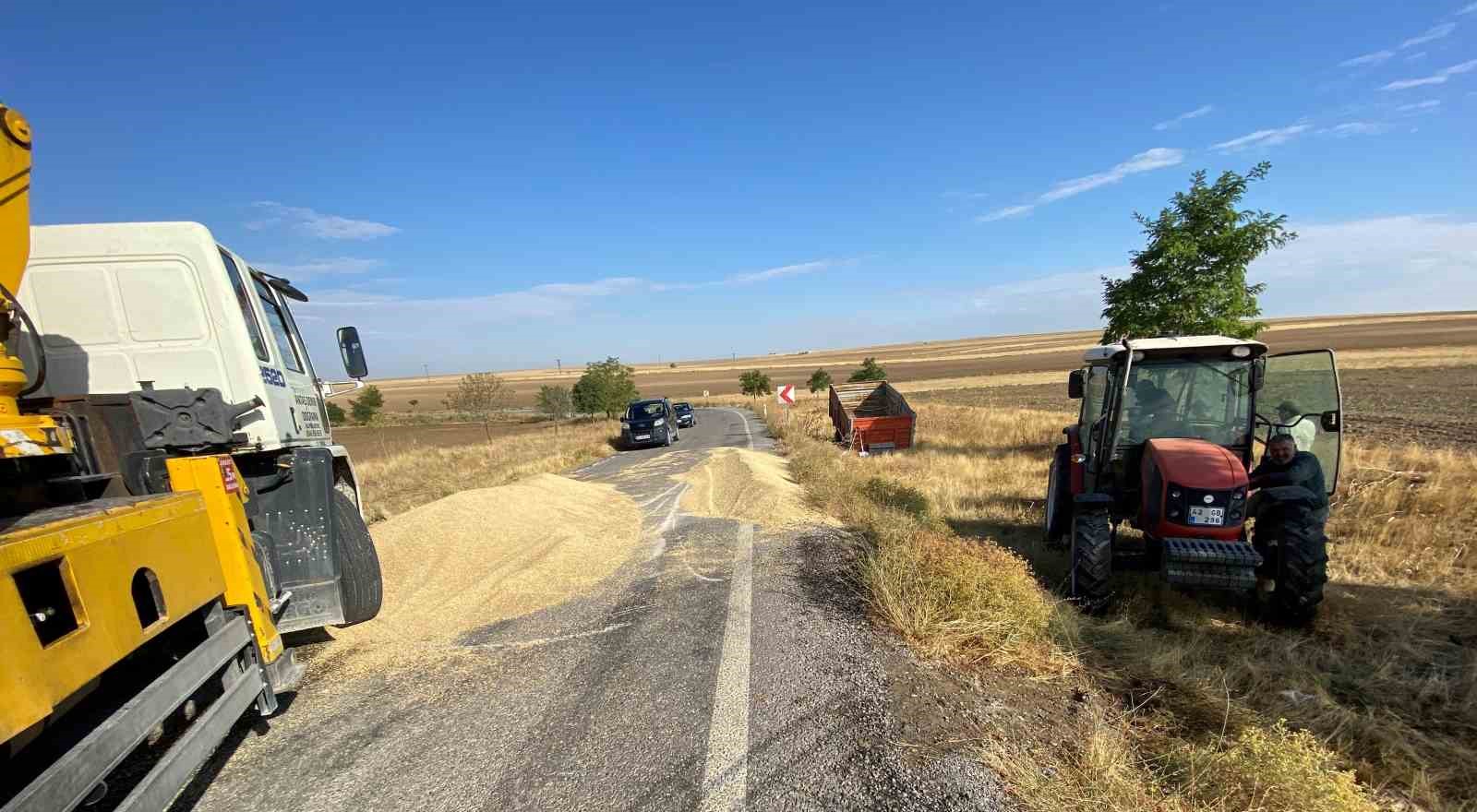 Konya’da traktör devrildi, römorktaki arpa yola saçıldı