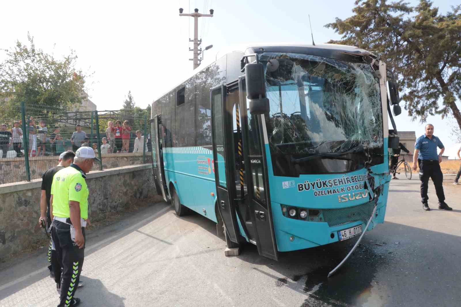 Kahramanmaraş’ta belediye otobüsü ile halk otobüsü çarpıştı: 9 yaralı
