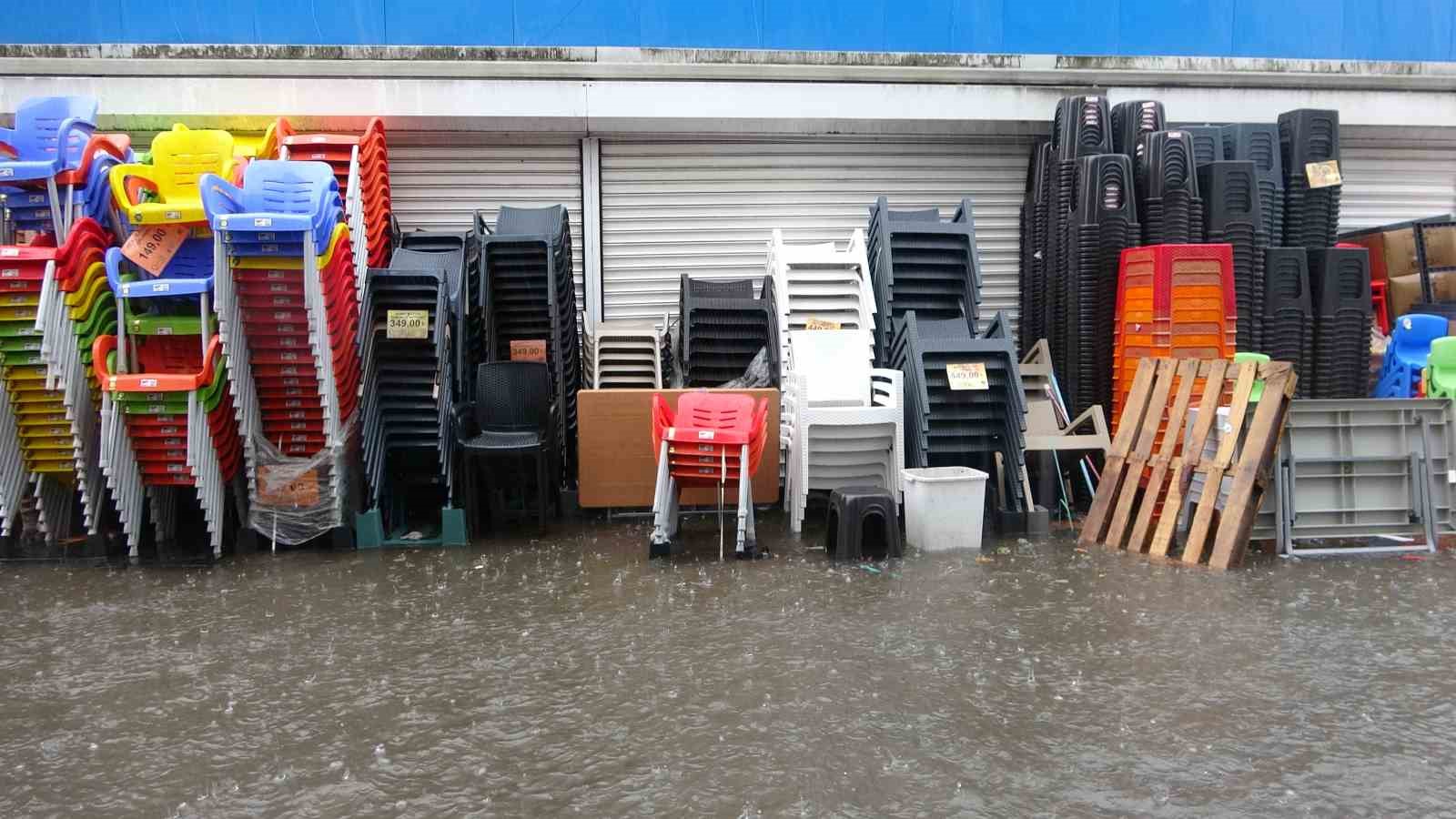 Kocaeli&rsquo;de cadde ve sokaklar sular altında kaldı, vatandaşlar zor anlar yaşadı
