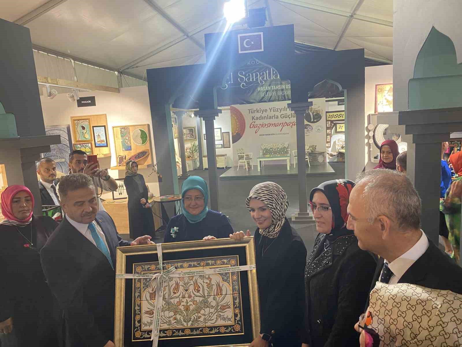 Bakan Göktaş, Gaziosmanpaşa’da ’El Sanatları Sergisi’ni ziyaret etti