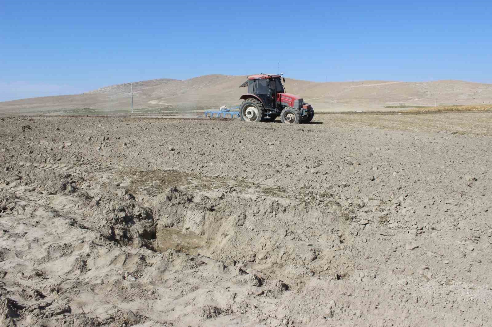 Tarlayı s&uuml;rerken obruk oluştuğunu zannetti, kuyu &ccedil;ıktı
