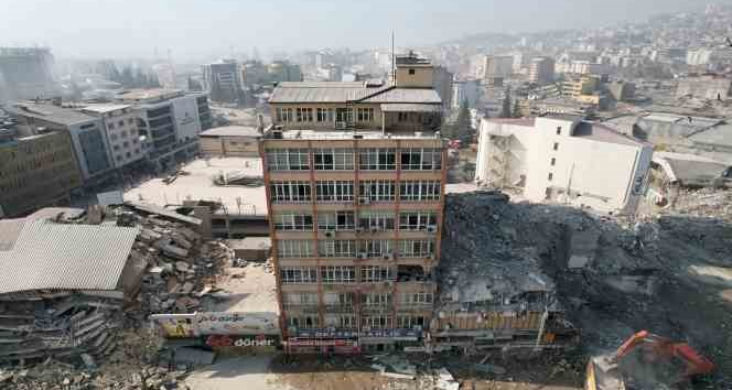 52 yıl önce yapılan bina ayakta kaldı