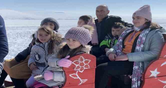 Depremzede ailelerin Çıldır Gölü’nde atlı kızak heyecanı